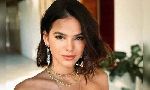 Sem sutiã, Marquezine curte festa com vestido transparente