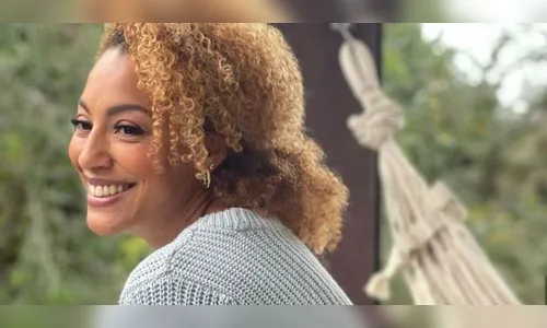 Sheron Menezzes esbanja beleza natural em cachoeira