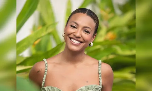 Sheron Menezzes faz foto de fio-dental e recebe elogios