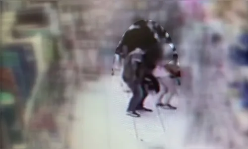 Suspeito de passar a mão em criança se apresenta à polícia