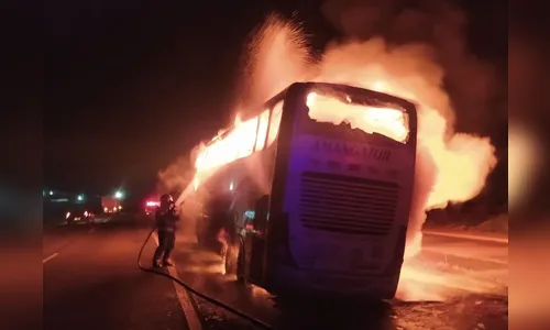 Susto: ônibus com 32 passageiros pega fogo na PR-323