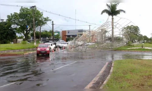 Temporal com ventos de 100 km/h causa estragos no Paraná