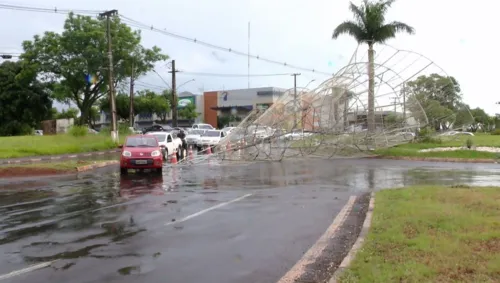 Temporal com ventos de 100 km/h causa estragos no Paraná