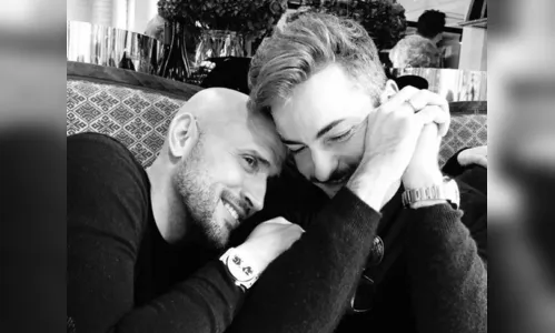 Thales Bretas joga cinzas de Paulo Gustavo em Nova York