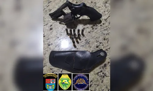 Três homens são presos por porte ilegal de arma