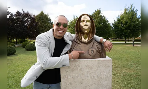 Uriel de Carvalho visita estátua do criador do Bitcoin