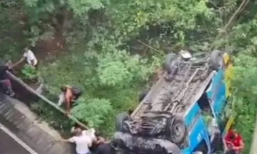 Van com mais de 10 passageiros cai de viaduto no RJ