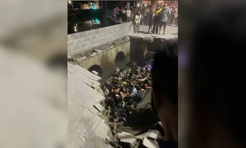 Vídeo: Estrutura cede e pessoas caem em rio durante evento