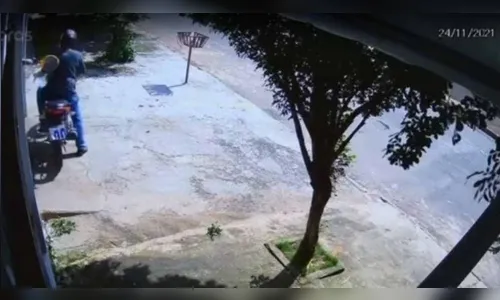 Vídeo: Idosa reage a assalto e agride ladrão com raquete