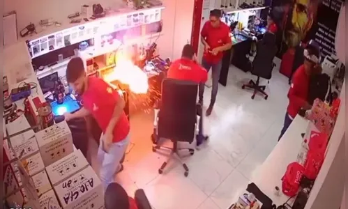 Vídeo: bateria de celular 'inchado' explode em loja