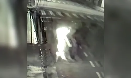 Vídeo: câmera flagra mulher correndo com corpo em chamas