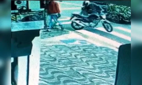 Vídeo flagra bandidos chegando em relojoaria de Apucarana