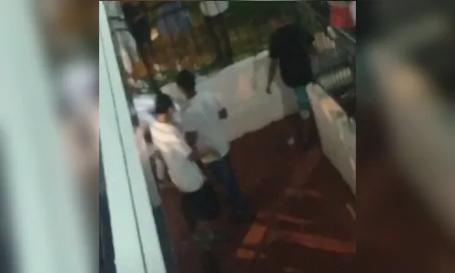 Vídeo: homem é agredido por várias pessoas em Califórnia