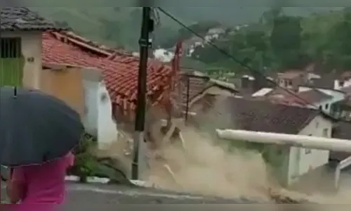 Vídeo mostra momento em que casa desaba no sudoeste da Bahia