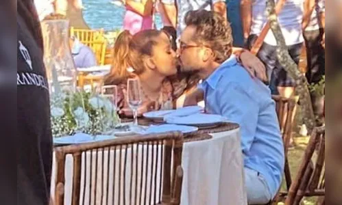 Voltaram? Maiara e Fernando são flagrados aos beijos