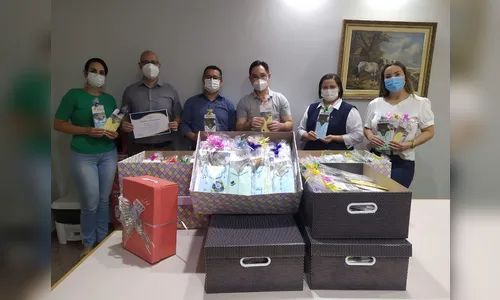 Voluntários entregam cartas de agradecimento no Providência