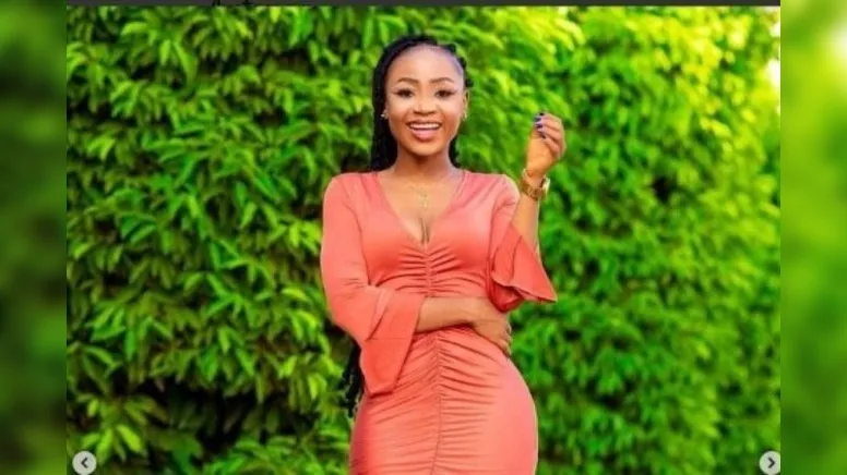 Imagem ilustrativa da notícia Atriz é presa após postar foto sem roupa com filho de 7 anos