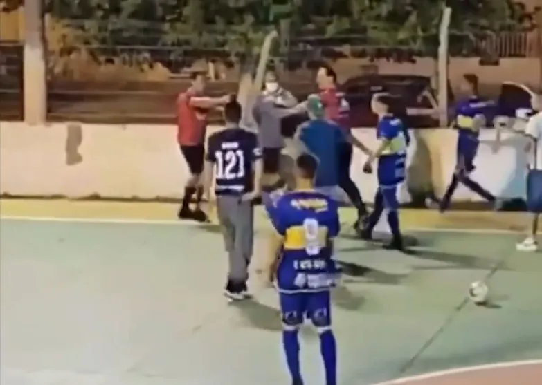 Árbitro saca arma e aponta para jogadores de futsal no RS