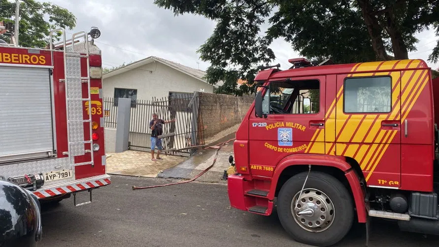 Bombeiros combatem incêndio em residência de Arapongas