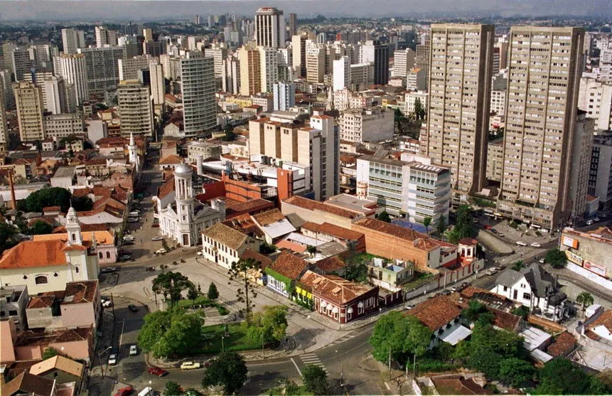 Mulher é arrastada por ladrão durante assalto em Curitiba