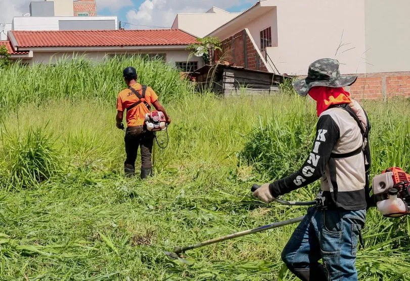 Terceirizada realiza limpeza de lotes baldios em Apucarana