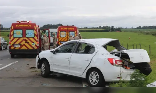 Acidente na BR-376 causa morte de idosa e criança