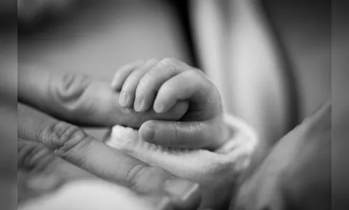 Bebê de 2 meses morre após mãe dormir enquanto amamentava