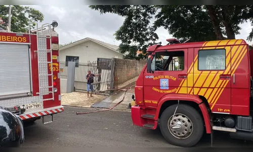 Bombeiros combatem incêndio em residência de Arapongas