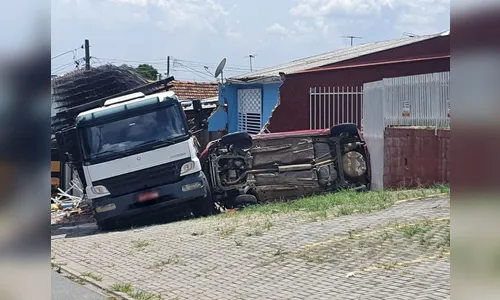 Caminhão carregado invade residência com grupo de crianças