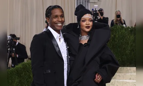 Cantora Rihanna anuncia gravidez do primeiro filho