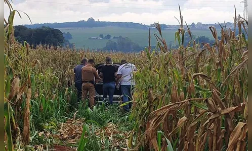 Corpo é encontrado no porta-malas de carro incendiado no PR