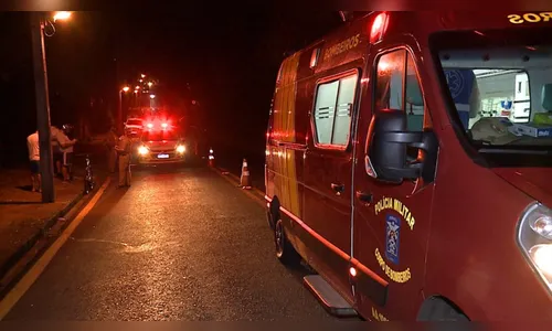 Carro invade contramão, atropela ciclista e foge em Maringá