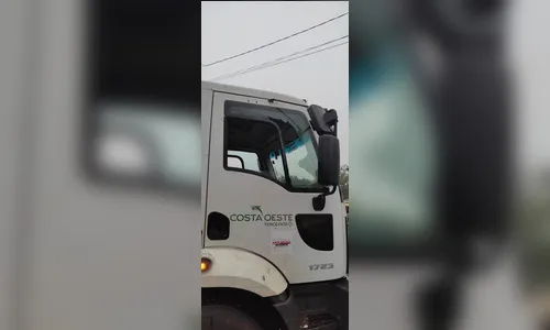 Coletor de lixo é atingido após disparo de estilingue