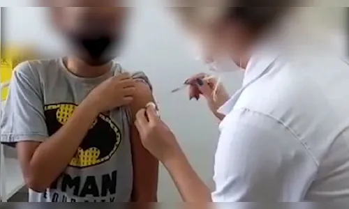Enfermeira injeta seringa, mas não aplica vacina em criança