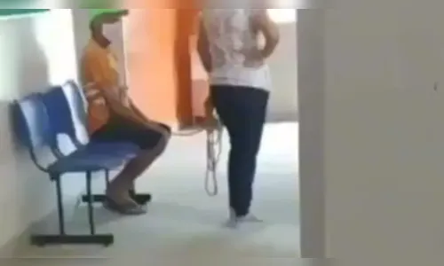 Homem é levado amarrado para tomar vacina contra covid; veja