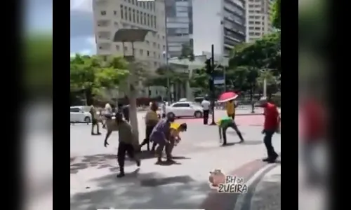 Homem joga dinheiro para o alto em praça de BH; Veja
