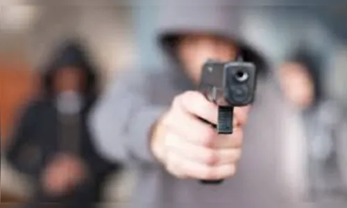 Ladrões armados invadem casa e amarram família em Faxinal