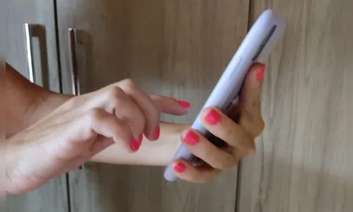 Mulheres pedem celular emprestado para ouvir música e fogem