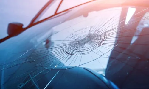 Homem sofre agressão e tem para-brisa do carro quebrado