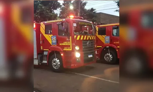 Bombeiros combatem incêndio em fábrica de velas de Cascavel