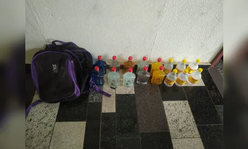 Jovens tentam arremessar bebidas na cadeia de Arapongas