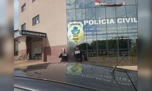 Mãe é presa por estuprar filhas e oferecê-las a abusos