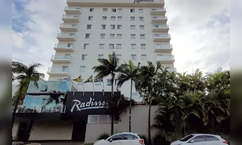 Menino é internado após ter braço sugado por ralo de piscina