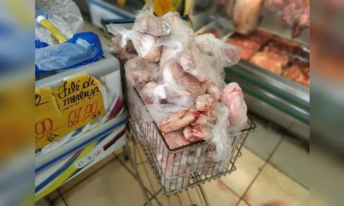 Mercado é interditado por armazenar bacon com larvas