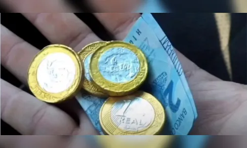 Motorista de app cai em golpe e recebe moedas de chocolate
