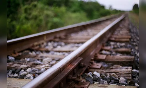 Motorista é preso após enroscar carro em linha férrea