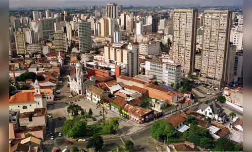 Mulher é arrastada por ladrão durante assalto em Curitiba