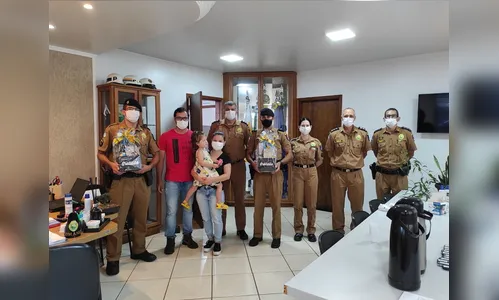 Policiais militares que salvaram criança recebem homenagem