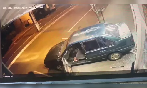 Vídeo flagra bandidos chegando em loja de Califórnia