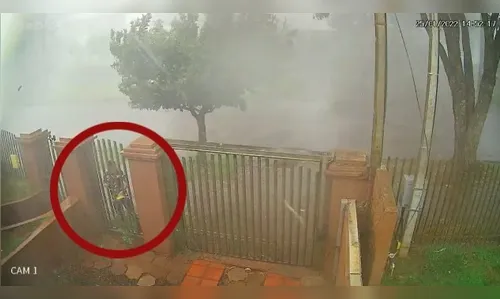 Vídeo: homem se agarra a portão para se proteger de vendaval